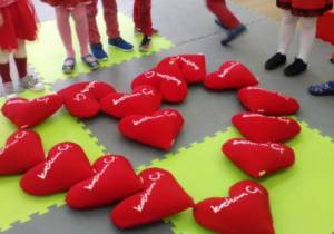 Serce walentynkowe na dywanie ułożone przez dzieci.